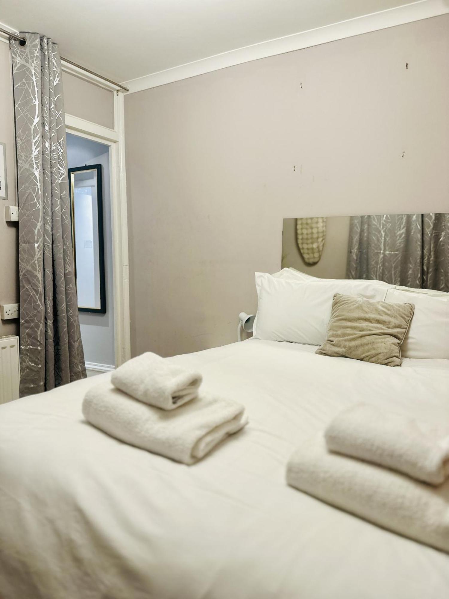 Seafront Party Houses For Hens, Stags & Groups Hove Chambre photo